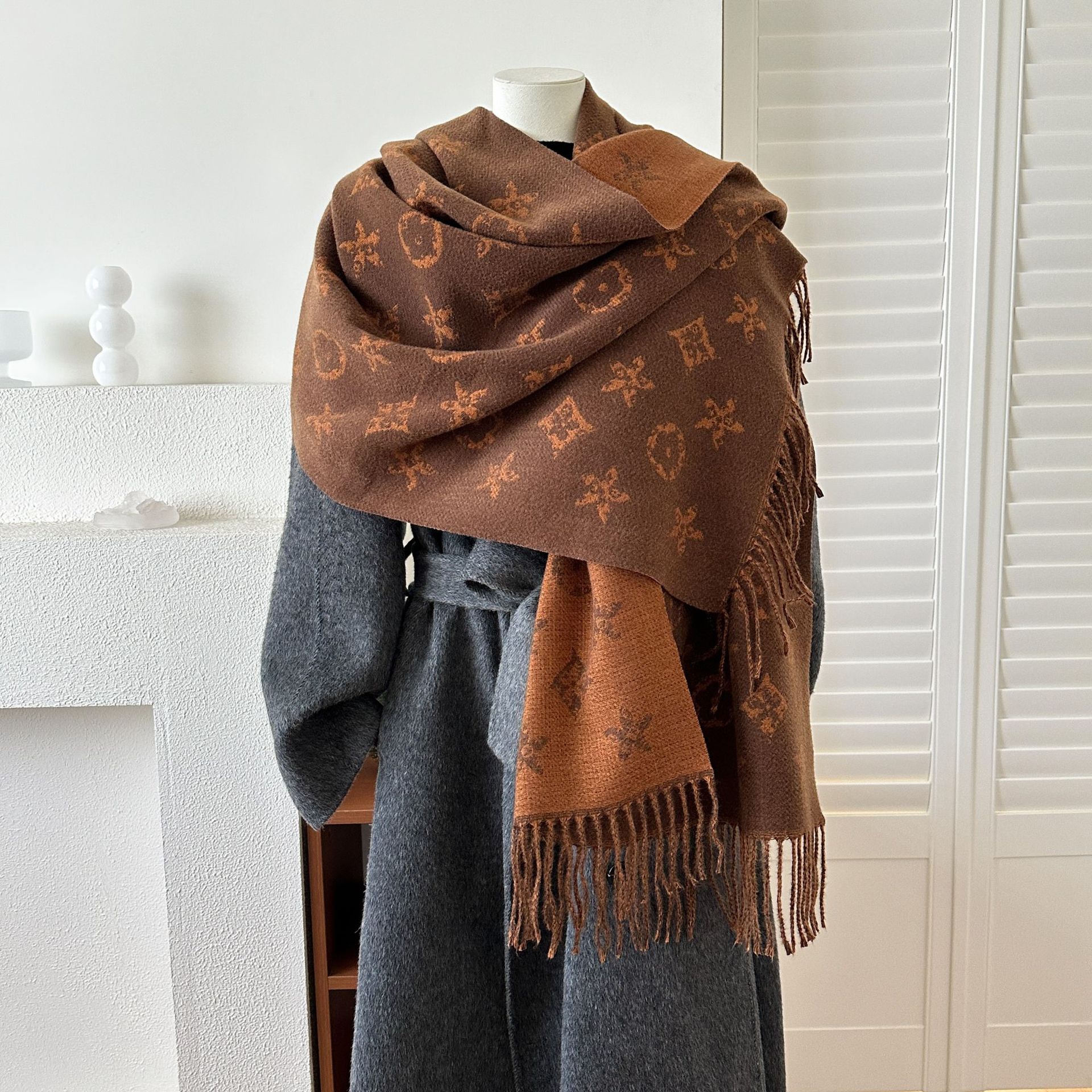 The 2025 new British style high-end double-sided jacquard long scarf for women's winter thickened and warm tassel shawl is a dual-purpose clothing accessory