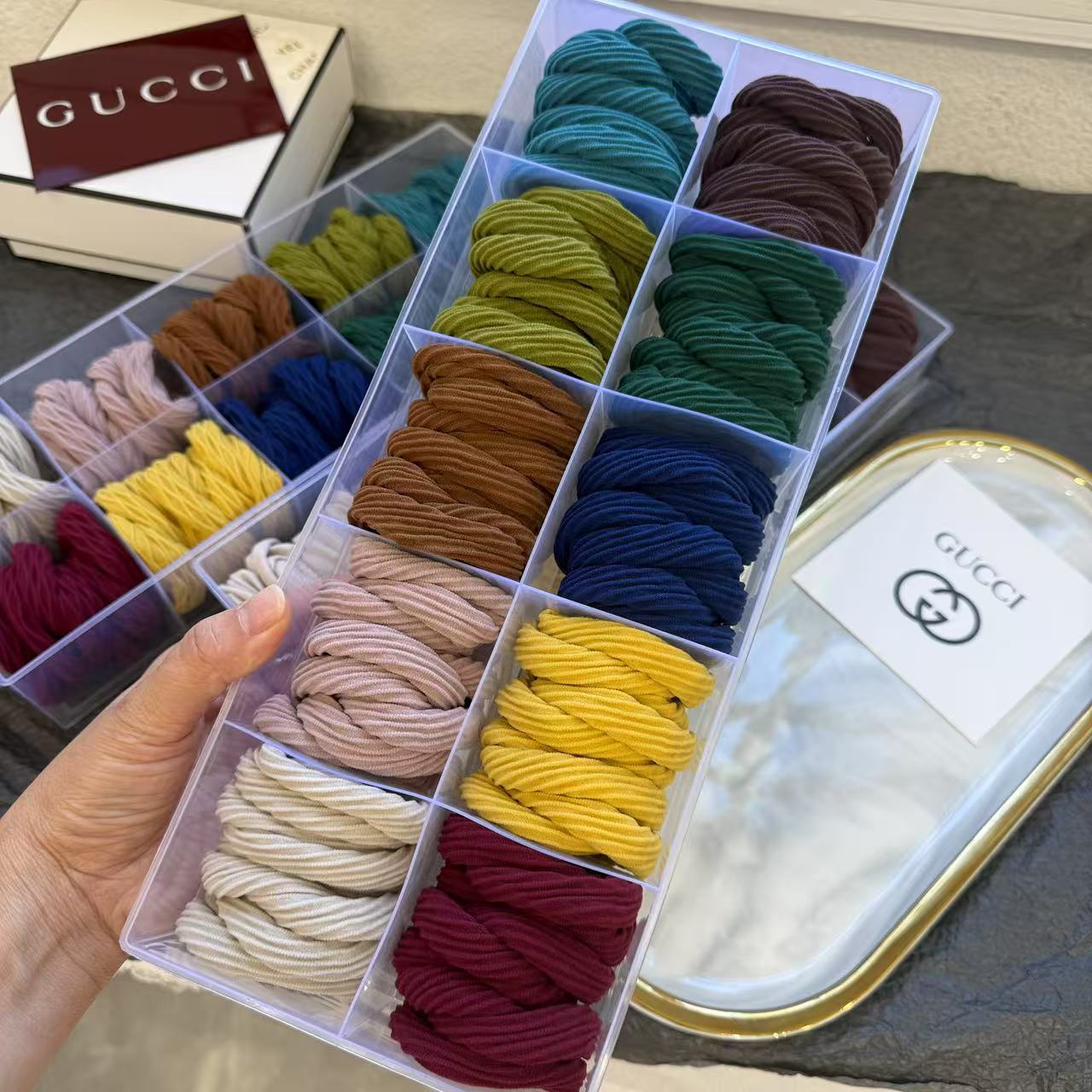This is a real photo of a high-saturation, simple bow towel band for autumn and winter. The hair band is elastic and does not damage the hair. It is a fashionable and simple hair tie Application Scenario