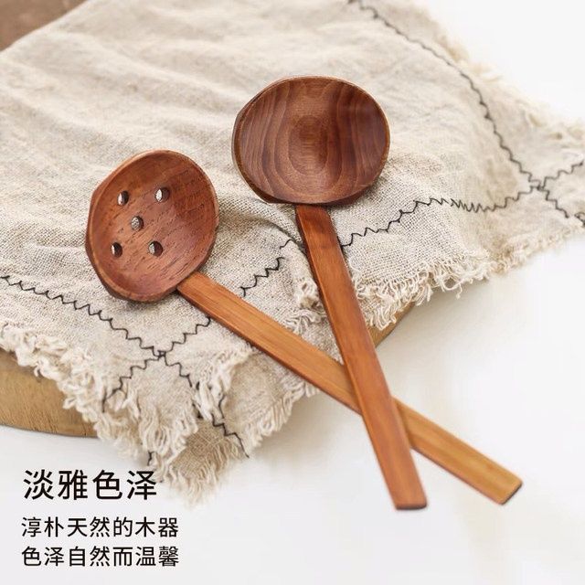 A set of popular Japanese-style long-handled solid wood soup spoons, turtle shell ramen, hot pot, spicy hot pot, misen soup, strainer spoons, chopsticks and spoons Application Scenario