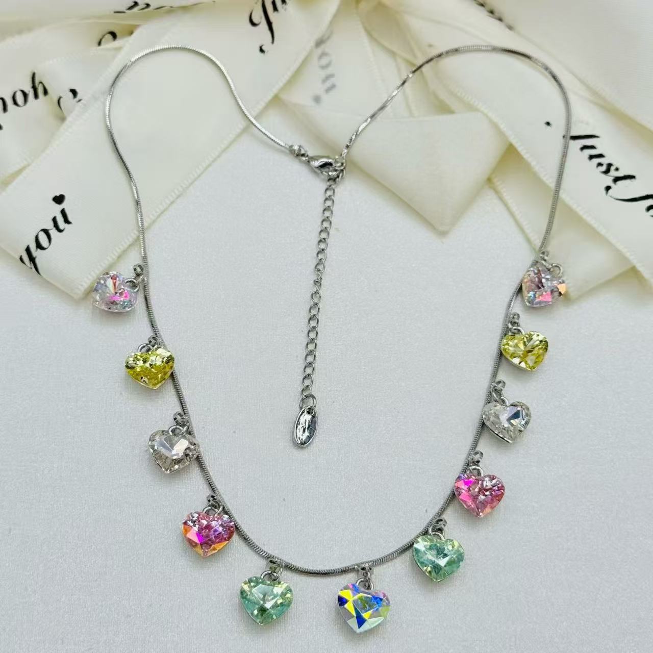 Colorful heart-shaped diamond crystal collarbone chain, a versatile Austrian water diamond necklace for women's fashion, and a banquet accessory Application Scenario