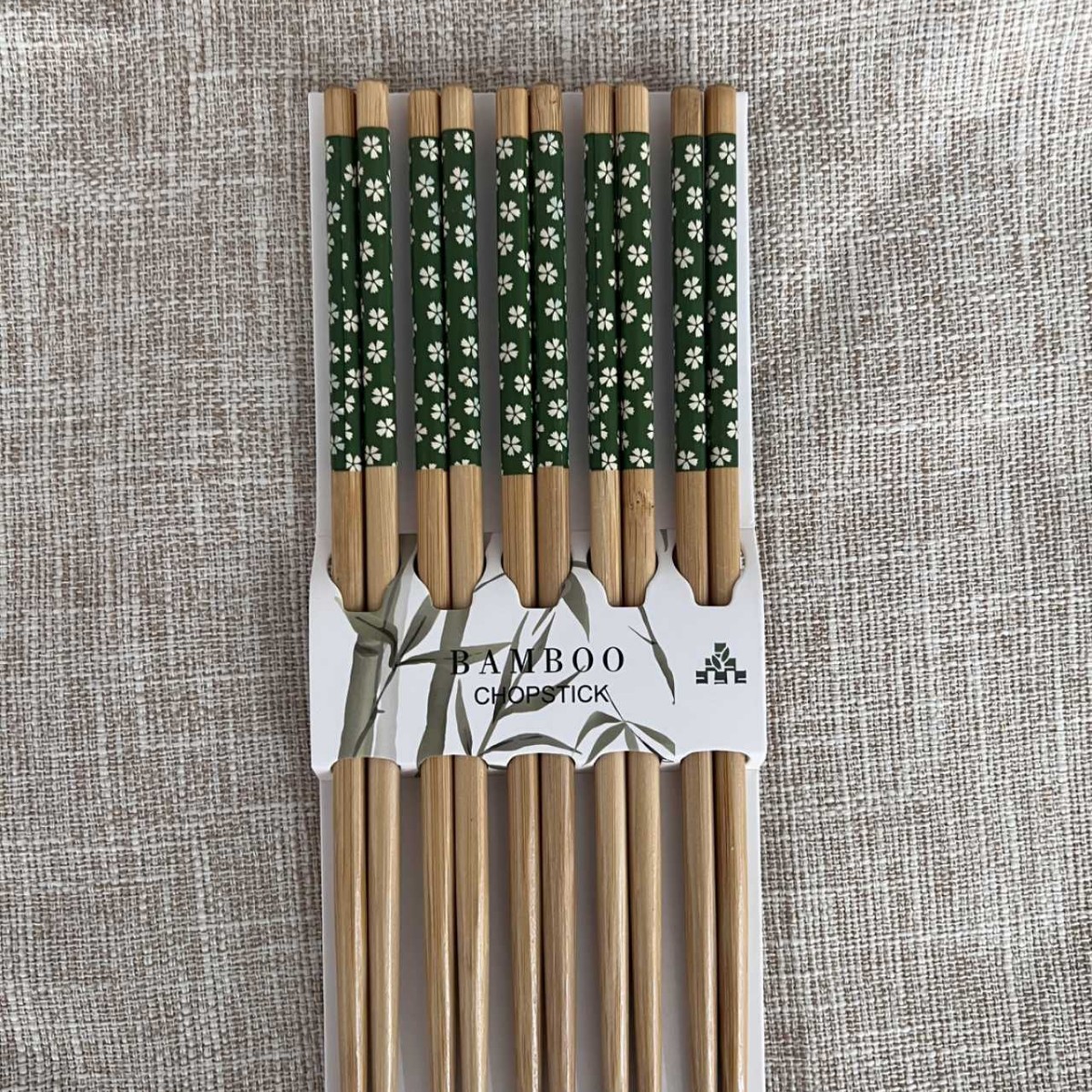 New household bamboo chopsticks, creative printed tableware, practical and environmentally friendly bamboo chopsticks set for daily necessities Application Scenario