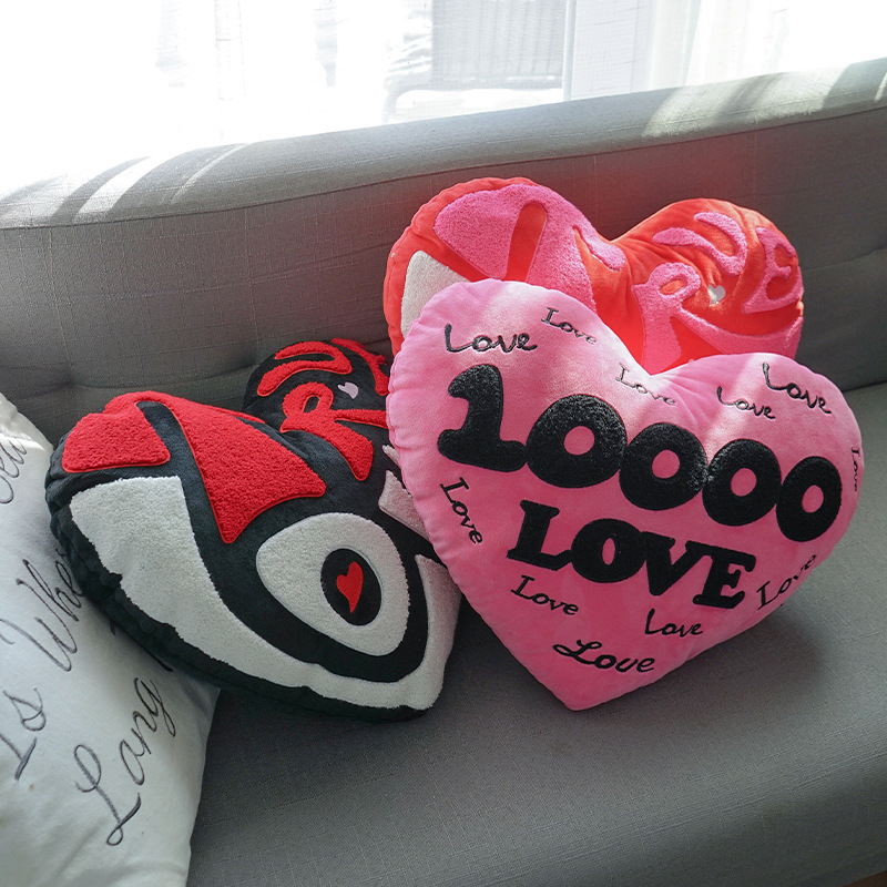 Towel embroidered with hearts, heart-shaped cushions, letter patterns, personalized customization, super soft sofa cushions, plush cushions, embroidered cushions, home decoration Application Scenario