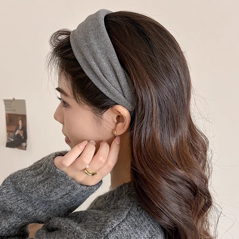 This autumn and winter style features a simple and trendy hairband with a retro and high-end feel. It has a wide edge, an outer ring, a space cotton face wash and head accessory, and a fashionable hair band details Picture