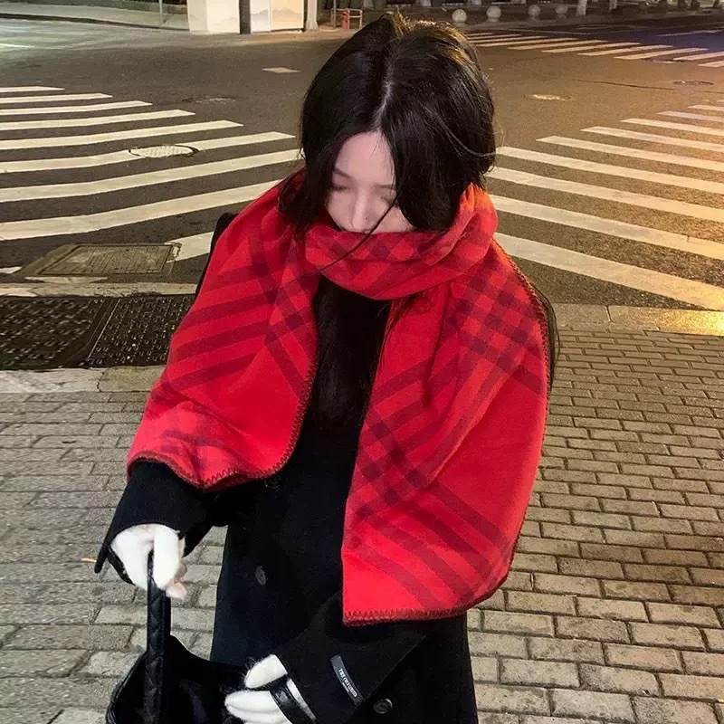 Wholesale of the same checkered Korean winter trend scarf, double-sided and two-color shawl as Jun Ji-hyun, fashionable and versatile Application Scenario