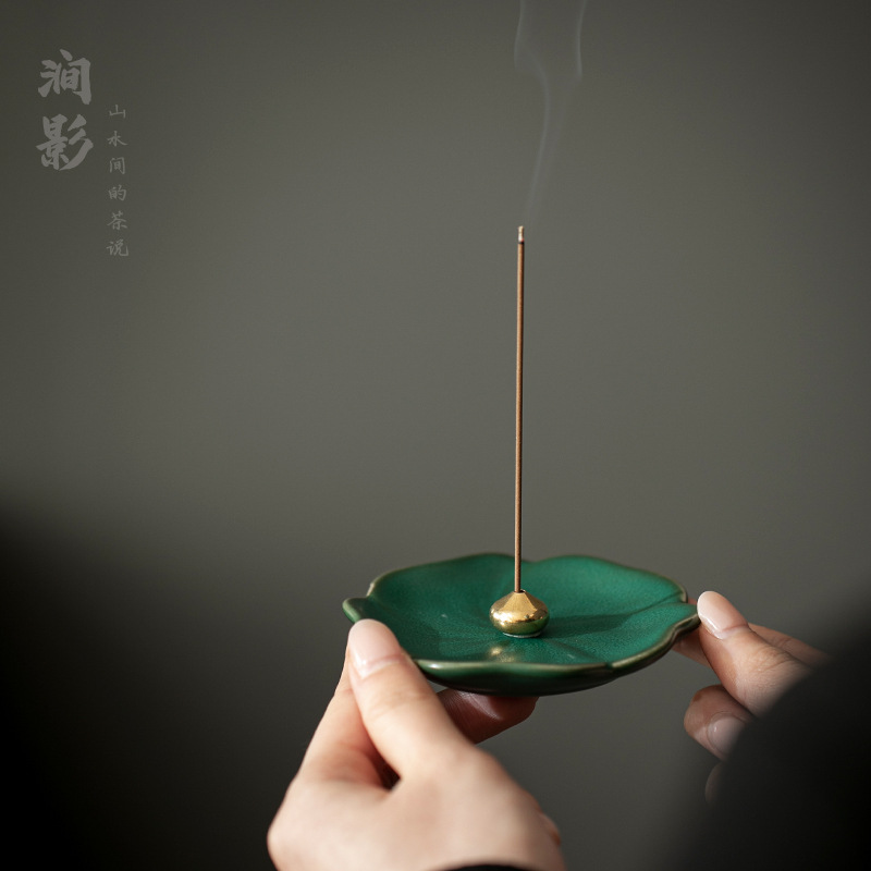 Chinese-style Zen-inspired incense stick base, sandalwood incense holder, Chinese-style household indoor aroma diffuser, mini water-drop incense tray, handicraft gift Application Scenario