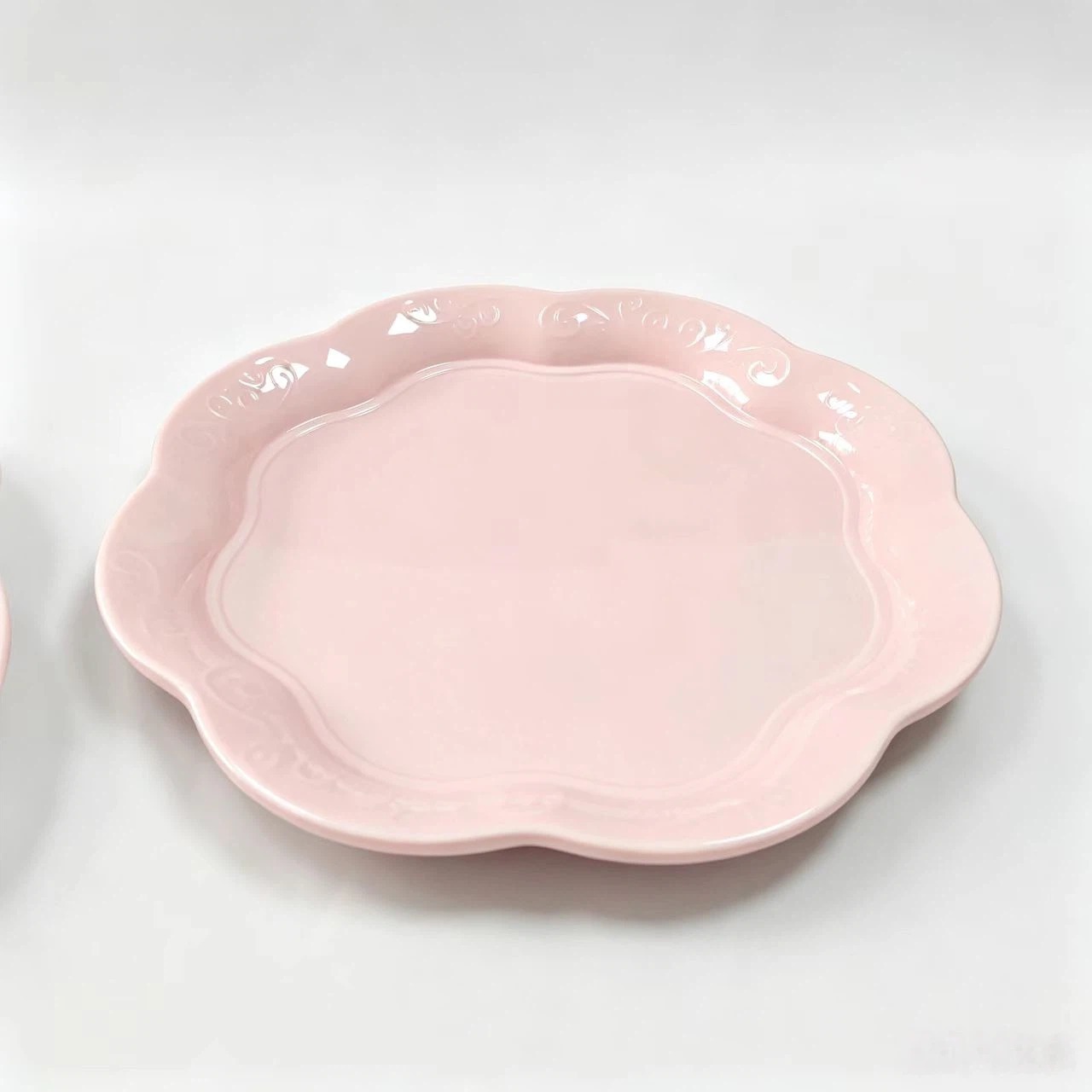Melamine monochrome lace round plates, commercial imitation porcelain, hotel display, soup plates, restaurant plates, restaurant tableware Application Scenario
