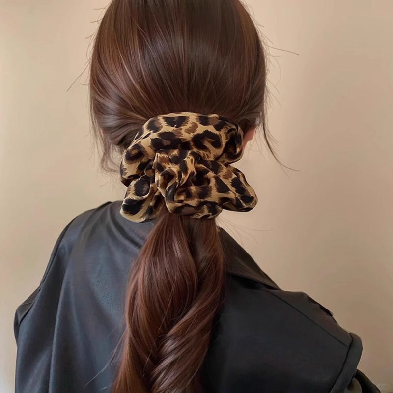 Leopard print high-elasticity hair band for women, large, durable ponytail tie, high-end leather band, large intestine hair accessory Application Scenario