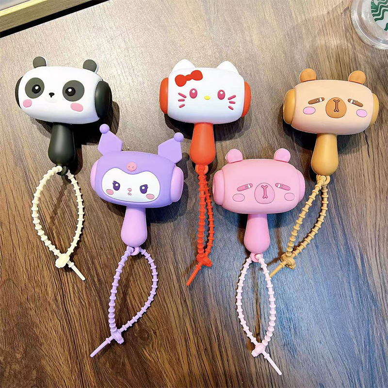 卡皮巴拉解压发声锤子钥匙扣搞怪哔哔叫书包挂饰学生礼品批发数码耳机包装