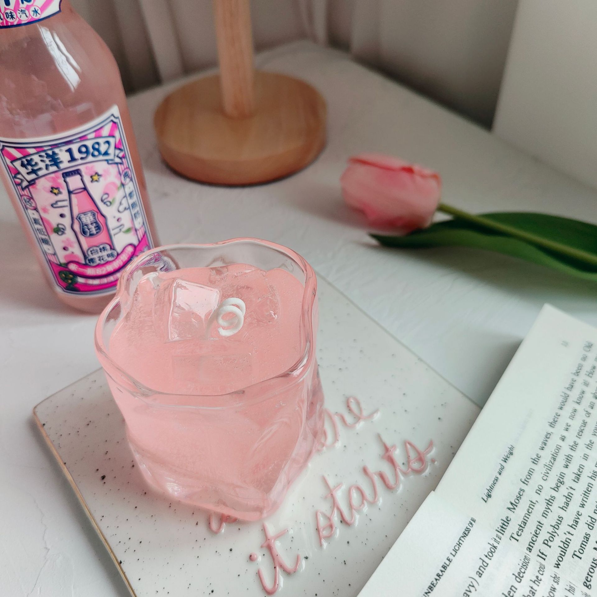 粉红芭乐气泡朗姆酒扭扭杯ins网红饮品香薰蜡烛拍摄道具跨境爆款玻璃杯日用百货
