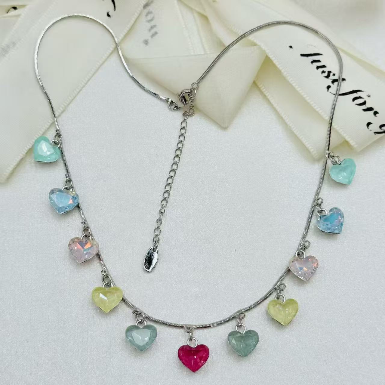 Colorful heart-shaped diamond crystal collarbone chain, a versatile Austrian water diamond necklace for women's fashion, and a banquet accessory Specification image