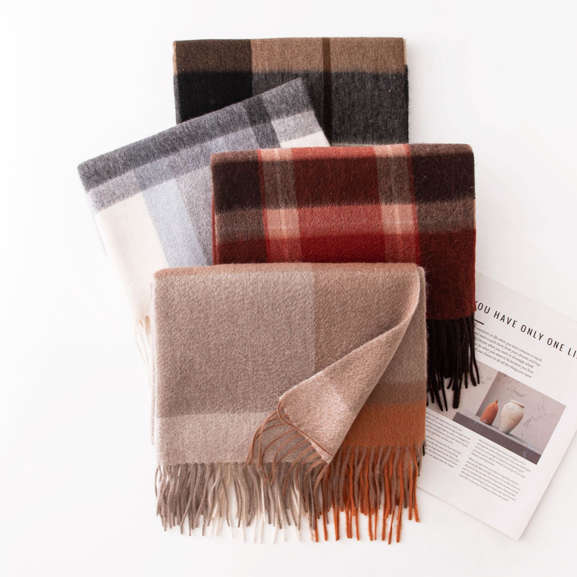 High-end cashmere scarf, retro checkered Korean style, versatile for women in autumn and winter, 2025 new winter warm scarf clothing accessory Application Scenario