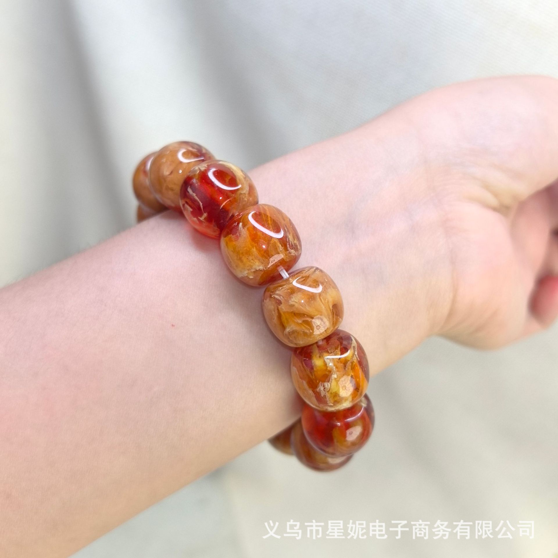 Live-streamed wholesale supply of non-raw Burmese root amber cave beeswax bracelets with non-fringing resin process Specification image