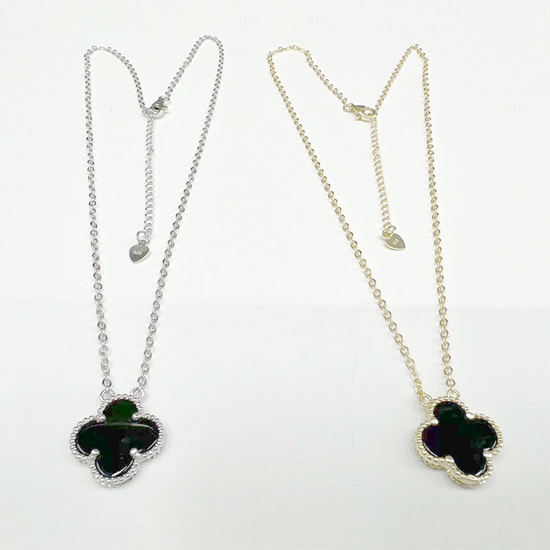 The lucky girl's four-leaf clover titanium steel 18K gold simple and light luxury collarbone necklace is a niche Internet celebrity Application Scenario