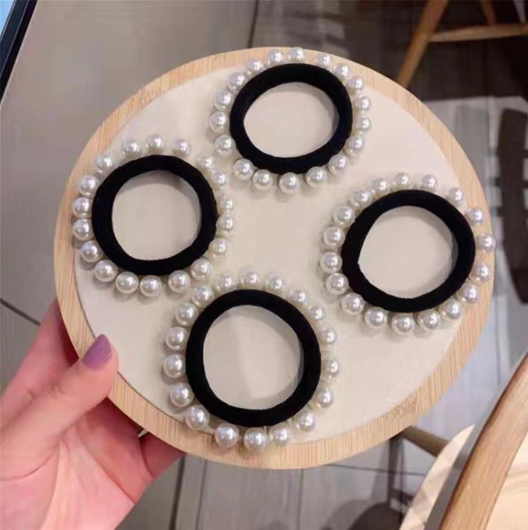 The new pearl hair band and towel band from Dongdaemun, South Korea, are simple and versatile. It also features a hair tie and a rubber band Application Scenario