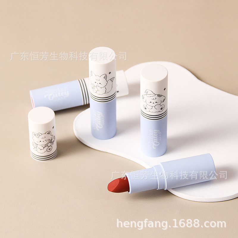 MANSLY's cute blue and white tube matte velvet lipstick makes the skin look fairer and more colored. The cream matte lip gloss is suitable for students and won't fade Application Scenario