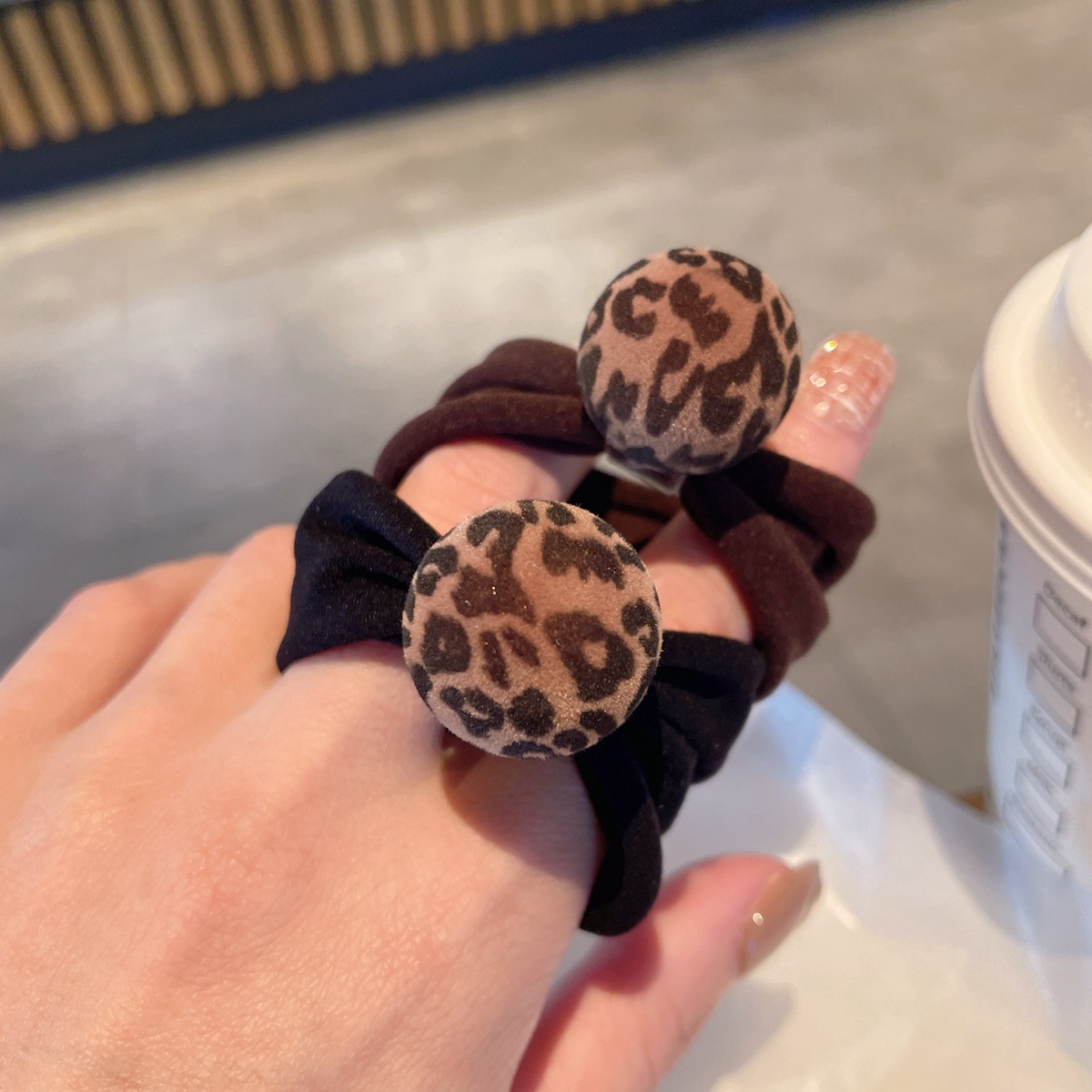 The new autumn and winter flocked leopard print ball towel band, hair band, versatile and elegant low ponytail hair tie, hair tie and hair accessory Application Scenario