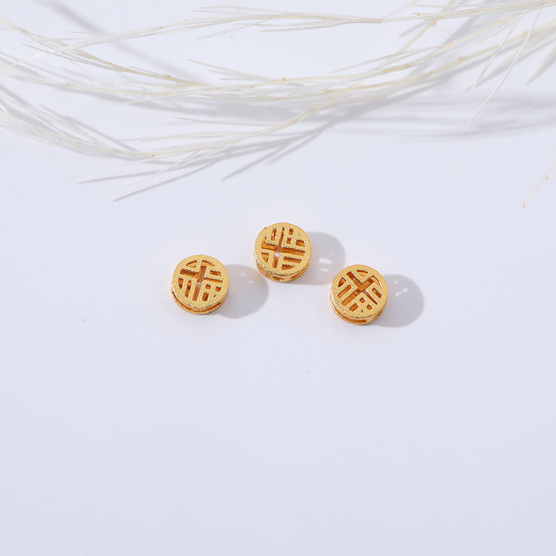 Sand gold hollowed-out copper coins, loose beads, interlocking beads, diy beaded bracelets, necklaces, jewelry materials and accessories manufacturer wholesale Application Scenario