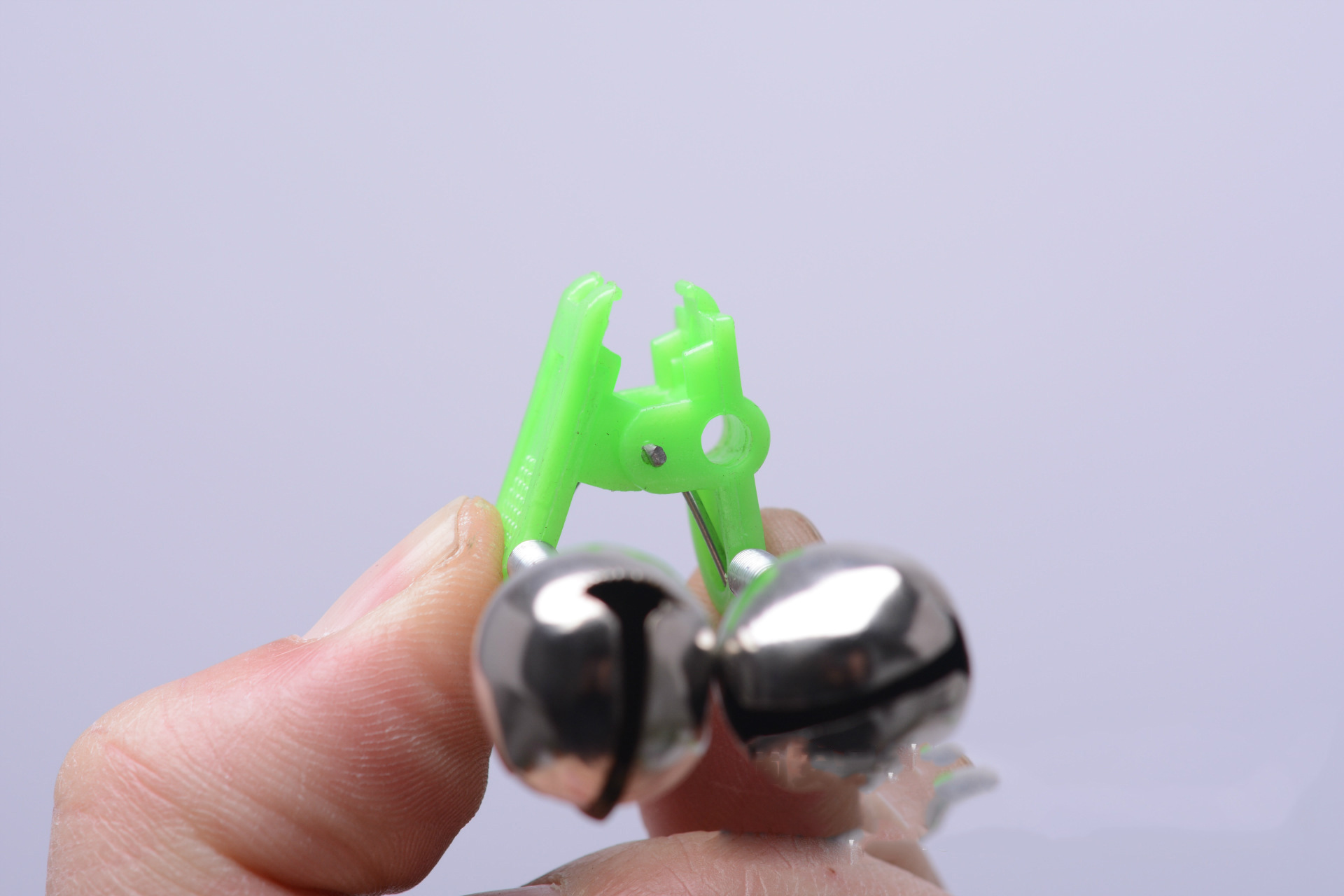 Manufacturer's fishing bell alarm, sea rod small bell, plastic clip, double-sound fishing gear accessories, metal handicrafts, outdoor fishing supplies, DaHai clip, bell Application Scenario