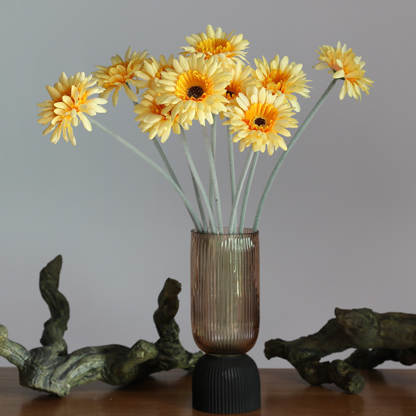 Artificial flowers, silk flowers, gerbera daisies, African daisies, decorative ornaments, home gardening, pet scene arrangement, artificial flowers, annual and biennial flowers details Picture