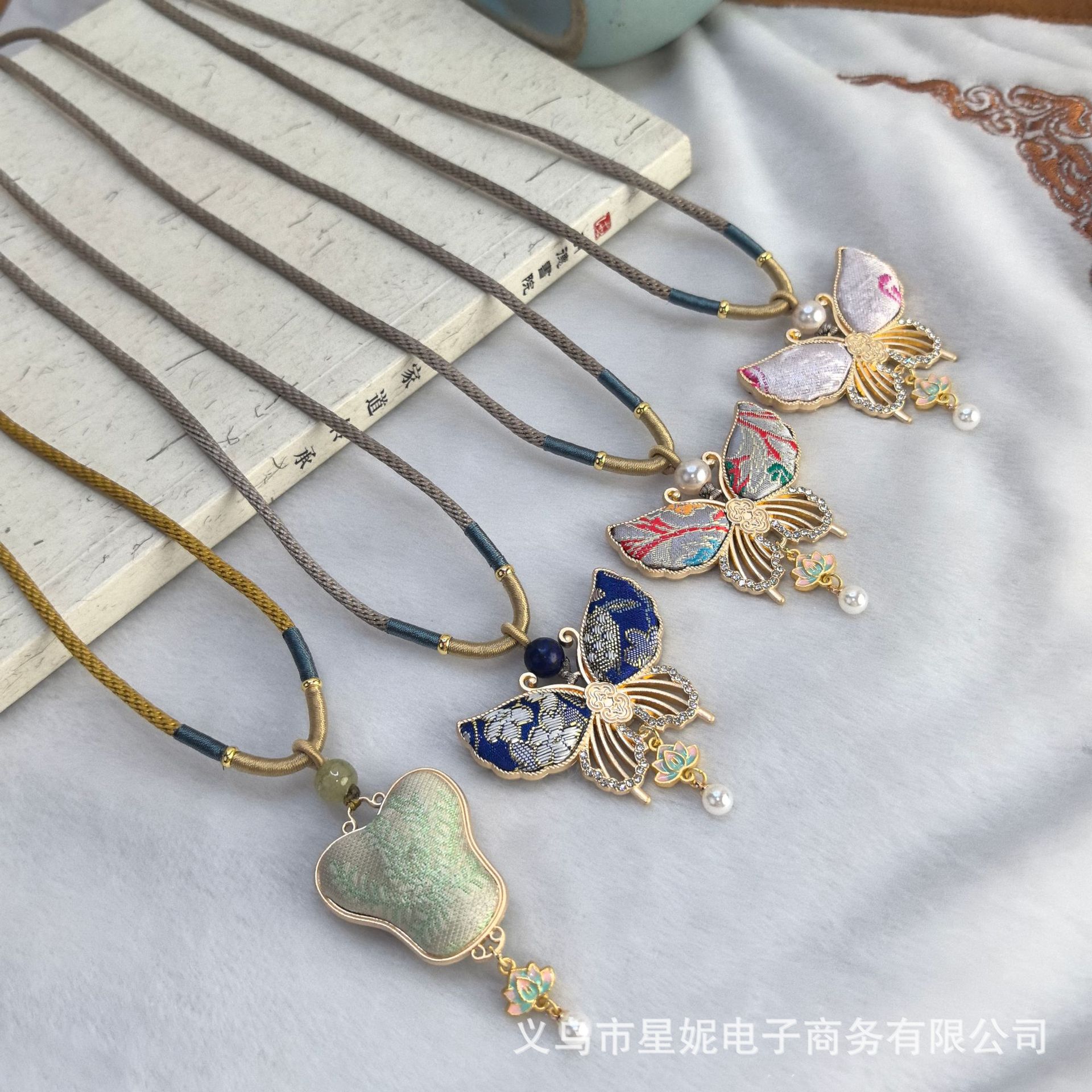 2026新款宋锦蒲扇蝴蝶吊坠莲花珍珠项链 简约休闲棉麻服饰配饰