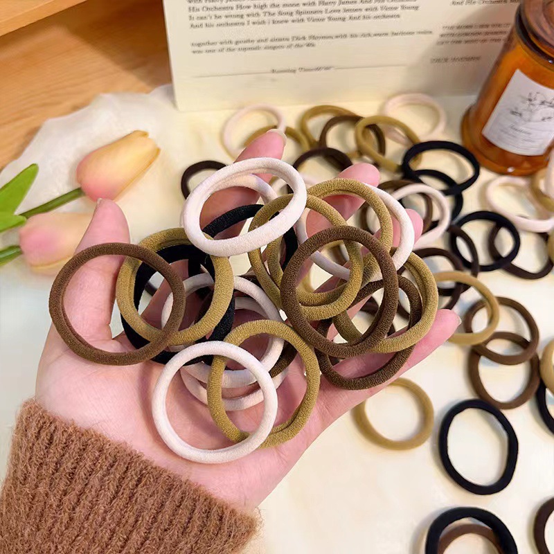 A simple and high-elasticity hair band in milk coffee color, a women's hair care hair tie, a ponytail hair tie and hair accessory details Picture