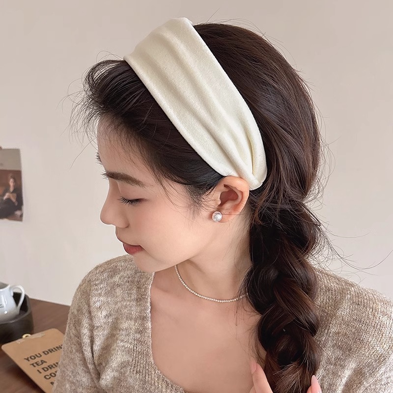 This autumn and winter style features a simple and trendy hairband with a retro and high-end feel. It has a wide edge, an outer ring, a space cotton face wash and head accessory, and a fashionable hair band Application Scenario