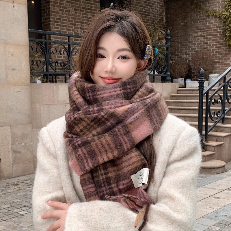 A Korean-style atmosphere, thickened plush, warm, mint green women's shawl for autumn and winter, a 2025 new style clothing and accessory scarf for girls Application Scenario