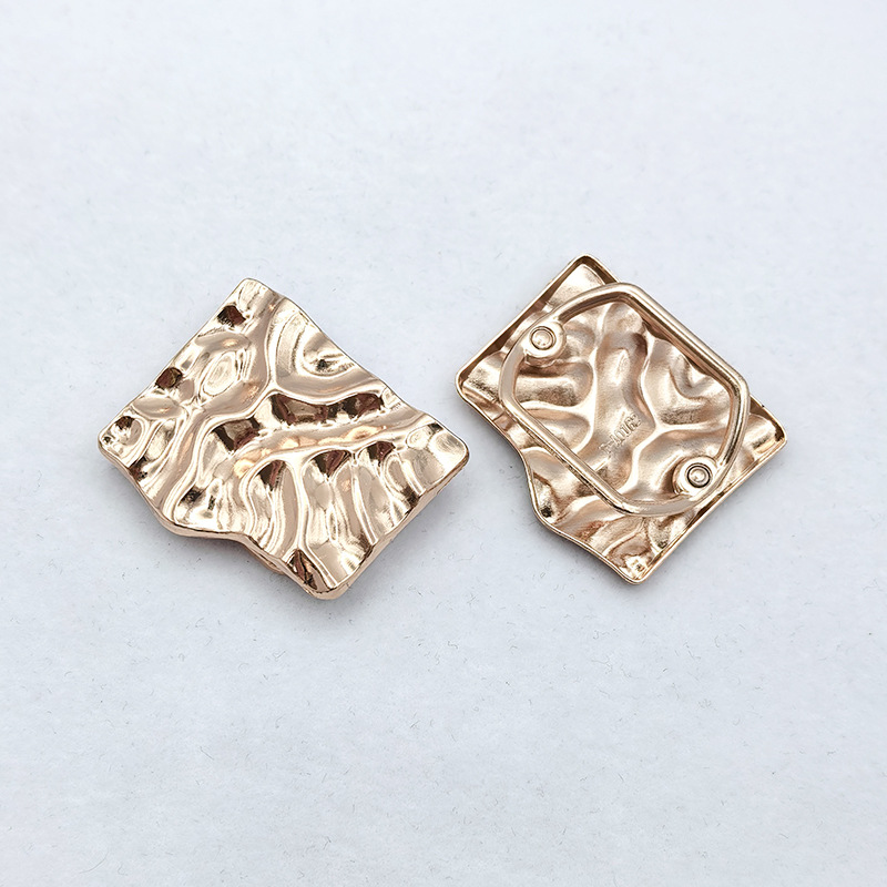 Factory direct sales of zinc alloy silk scarf buttons for women's irregular-shaped clothing accessories and swimsuits, chest buttons Application Scenario