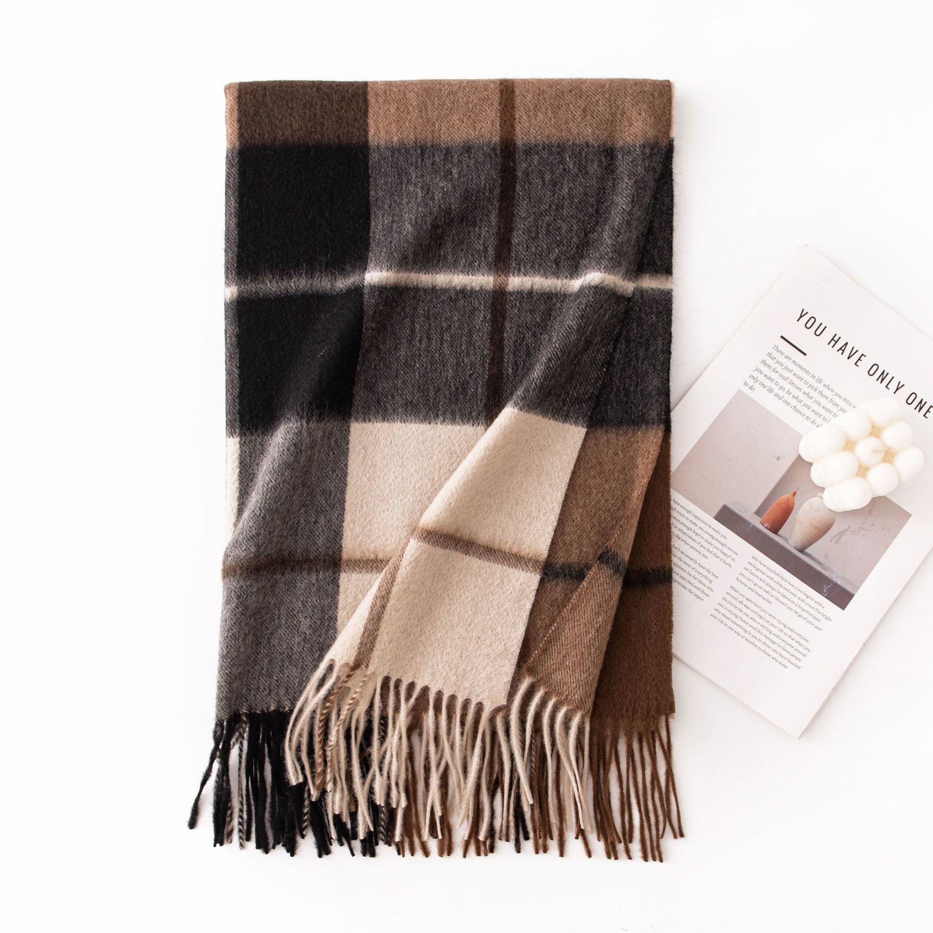 High-end cashmere scarf, retro checkered Korean style, versatile for women in autumn and winter, 2025 new winter warm scarf clothing accessory details Picture