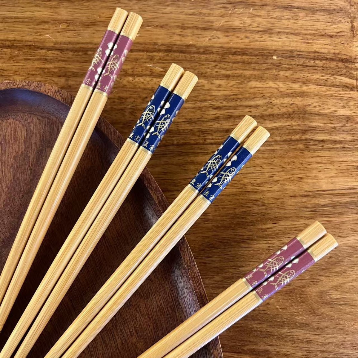 Japanese-style and Chinese-style bamboo chopsticks, red and blue fish printed tableware, five pairs set, home, restaurant, daily necessities Application Scenario