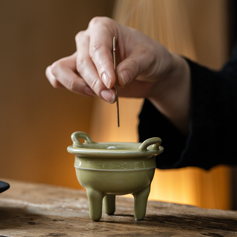 Wood ash three-legged double-ear incense burner, small ceramic incense holder, home retro incense base, indoor creative aroma diffuser, single burner, handicraft gift Application Scenario