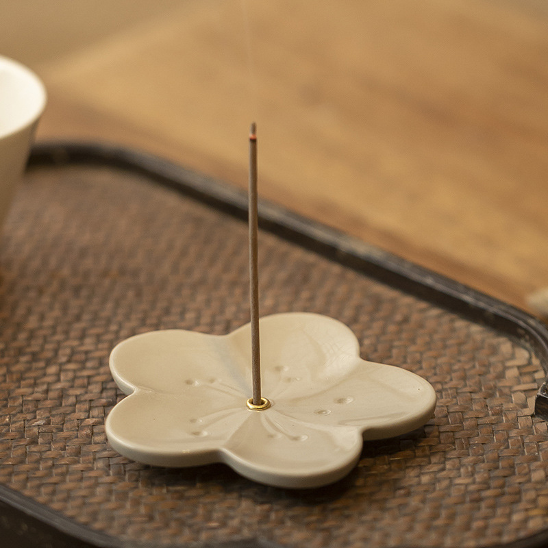 Wood ash ceramic autumn chrysanthemum incense burner, household incense holder, incense burner, summer lotus tea cup base, incense stick, incense stand, handicrafts and gifts Application Scenario