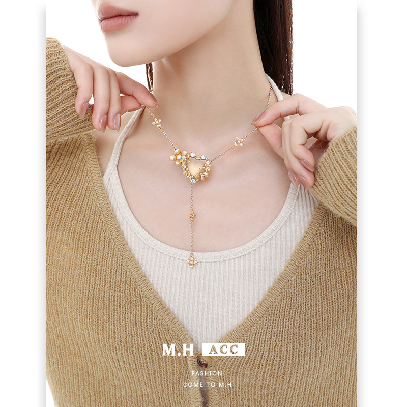 Gilded heart-shaped flower design earrings, high-end women's 925 silver needle, fashionable and versatile, exquisite accessory set details Picture