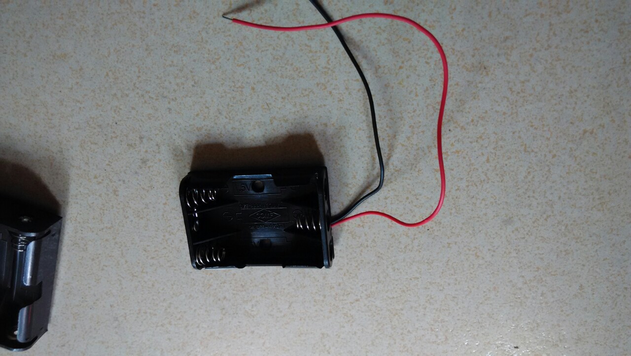 2 No. 5 batteries with no cover and switch, 3 No. 7 battery boxes, 4 No. 5 batteries, 3 No. 5 AA batteries, 8 No. 5 connectors with plugs pic 33