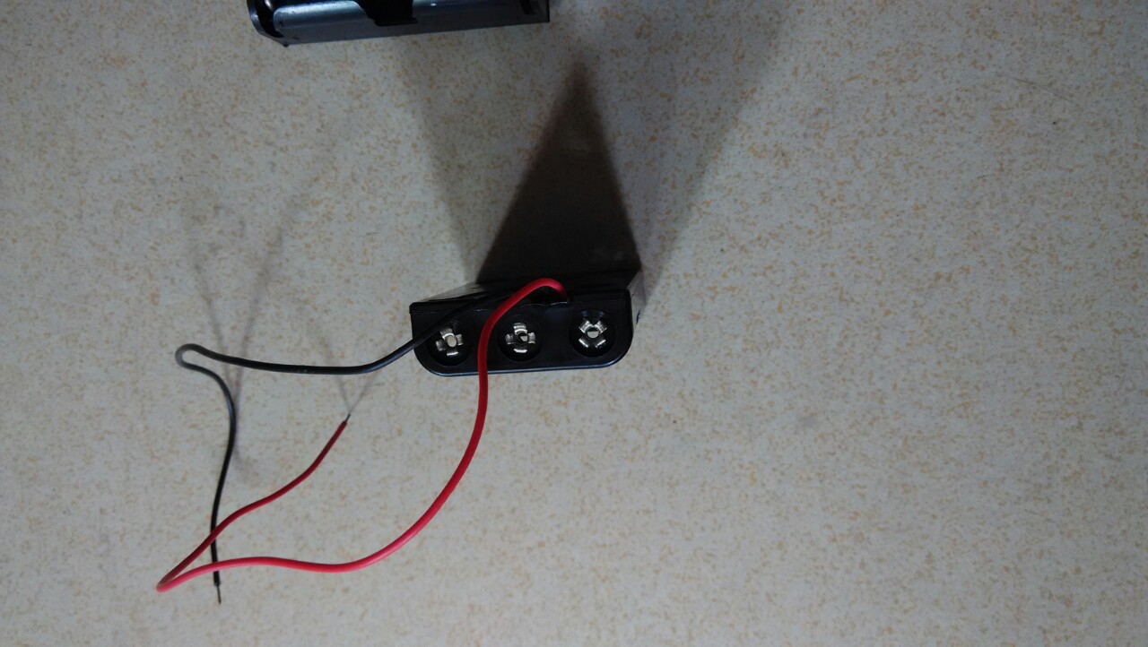 2 No. 5 batteries with no cover and switch, 3 No. 7 battery boxes, 4 No. 5 batteries, 3 No. 5 AA batteries, 8 No. 5 connectors with plugs pic 31