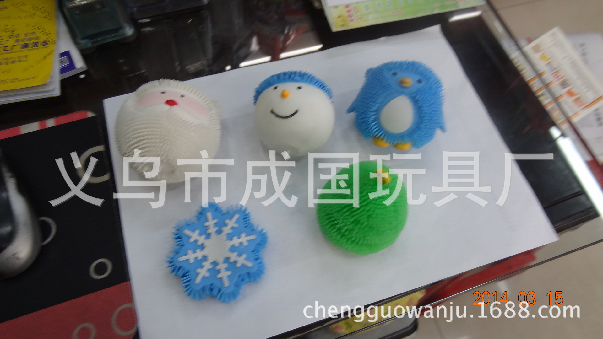 厂家供应圣诞系列tpr球类材质，外贸led发光球互动球夜光益智详情3