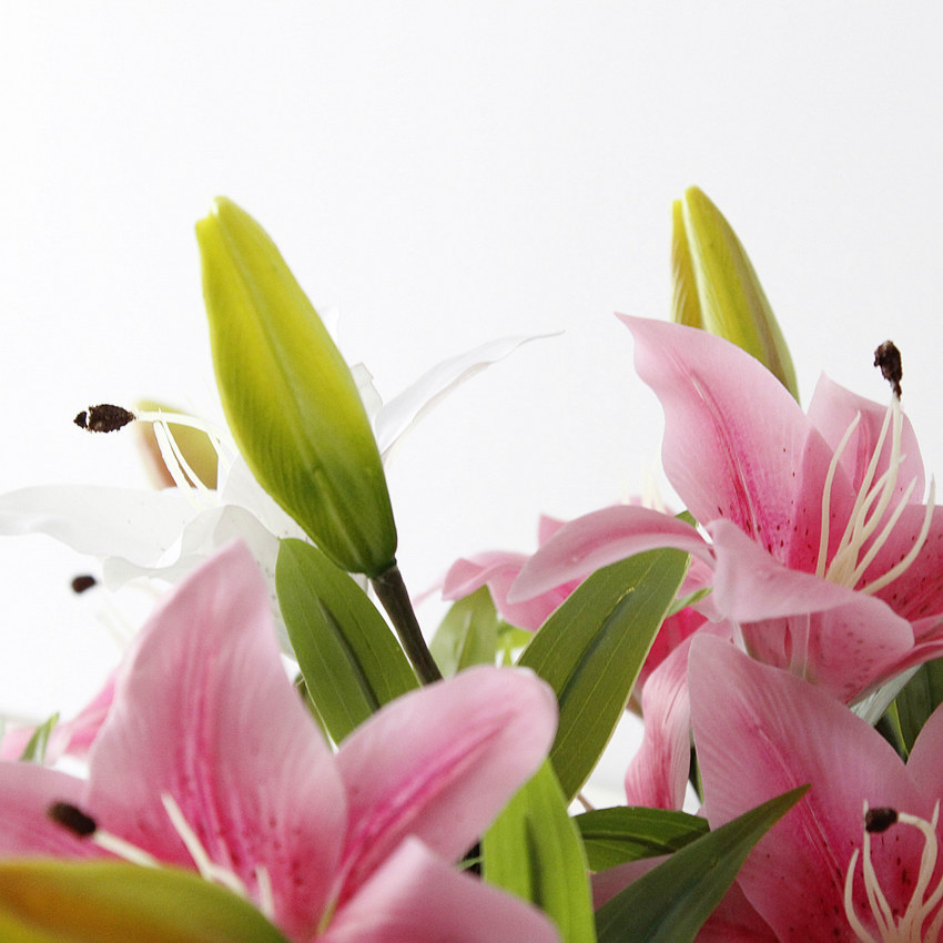 Yiwu wholesale high-fidelity film lilies, 3-head long branches, home, wedding, dining table, hotel decorative flowers, artificial plants, artificial flower arrangements pic 18