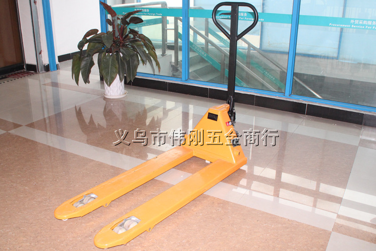 Heli manual hydraulic forklift, Zhuoyi forklift, manual forklift, lightweight and durable warehousing and logistics equipment pic 2