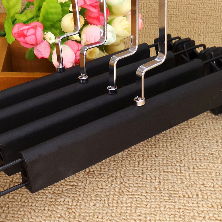 黑扁勾磨砂裤架细节