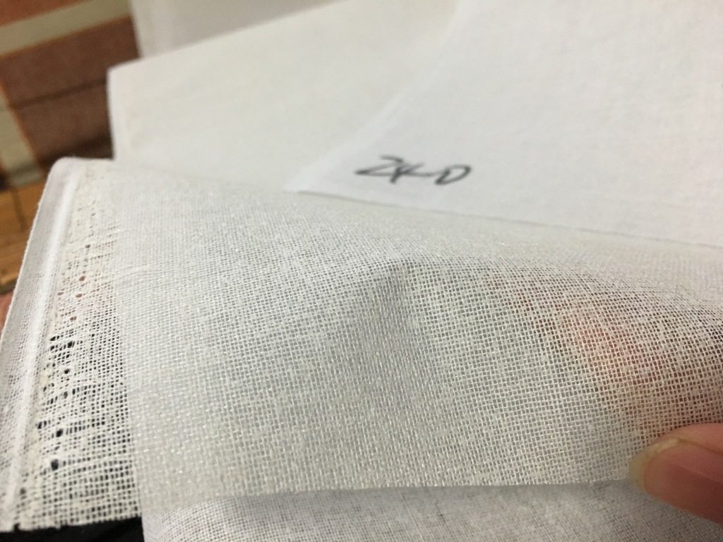 240窗帘衬厂家树脂硬衬布白颗粒胶窗帘幔头粘合衬布详情2