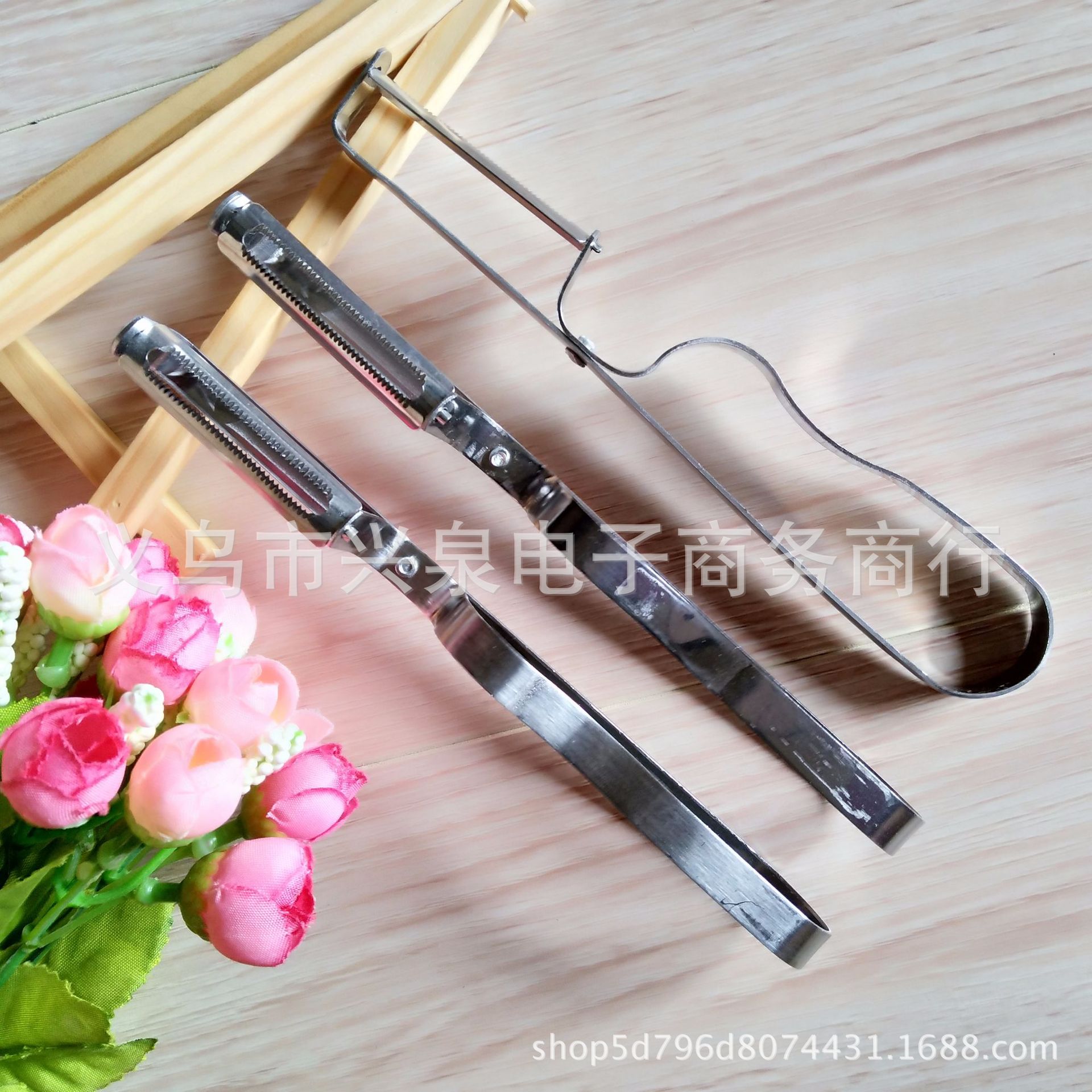 【 Zone 2-10 】【 Steel Handle Toothbrush Grater 】 2000 yuan per box, multi-functional vegetable and fruit peeler, metal peeler, fruit peeler, fruit peeling, wholesale 1 yuan pic 3