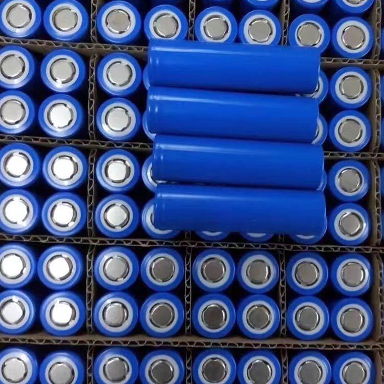 The headlamp of the powerful flashlight is equipped with a 18650 rechargeable lithium battery of 3.7v polymer with long battery life in stock pic 24