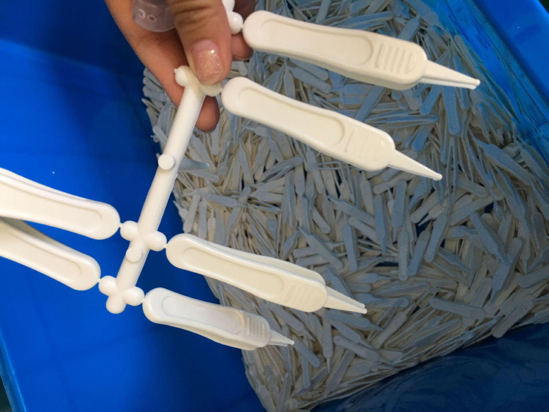 新起点洗护用品 婴儿鼻屎夹 宝宝日常护理清洁镊子圆头夹子详情4