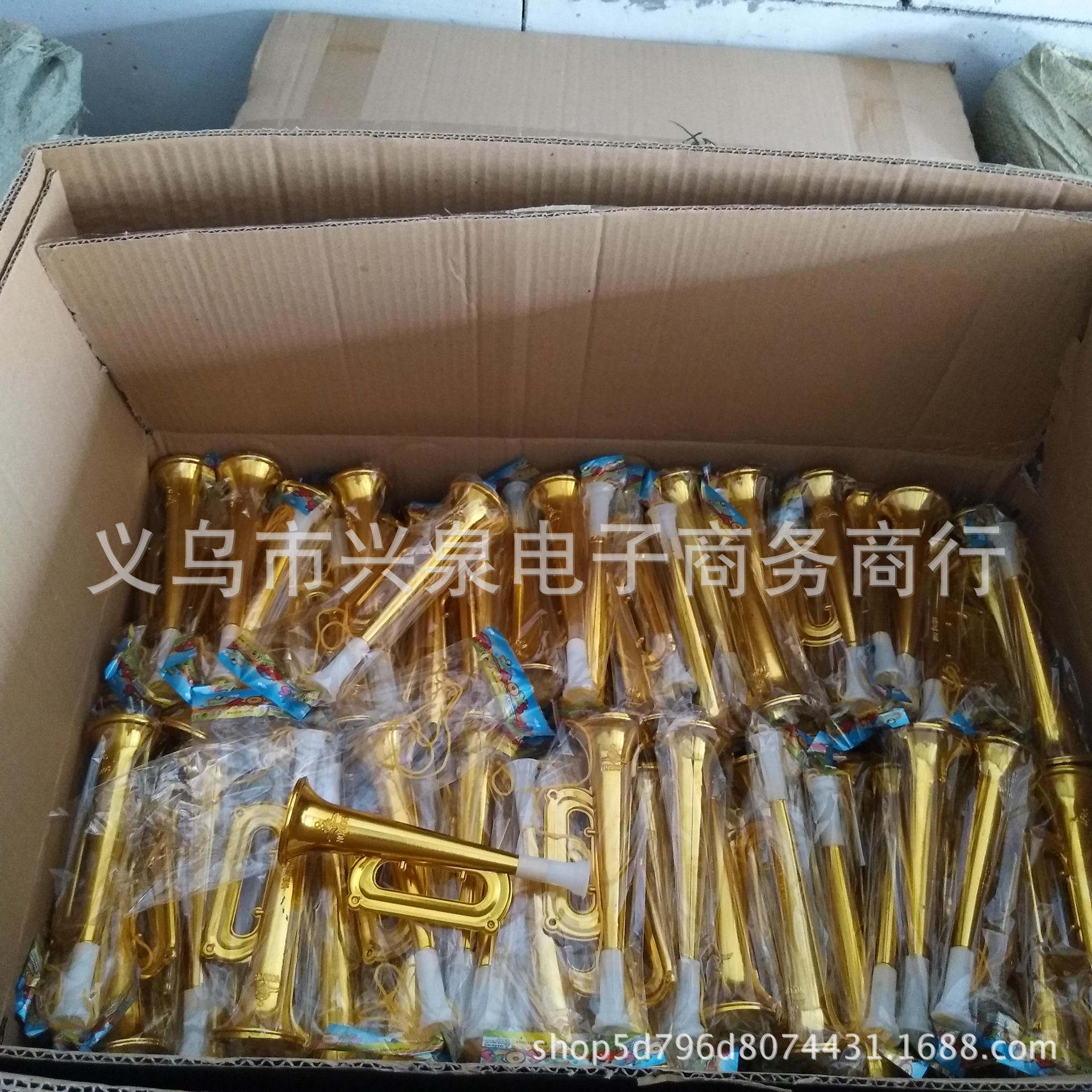 【 Zone 3-3 】 Yellow horn 960 per box, golden Western horn musical instrument toys, horn blowing and cheering props toys, horn wholesale at one or two yuan pic 5