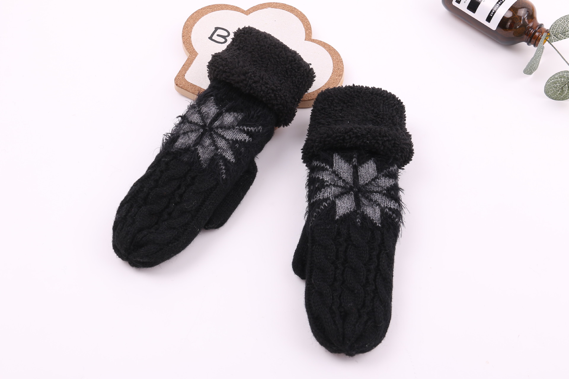 New style of warm, fleece and thickened mitten gloves for women, cute and sweet woolen finger-wrapped gloves for students, wholesale from the manufacturer pic 3