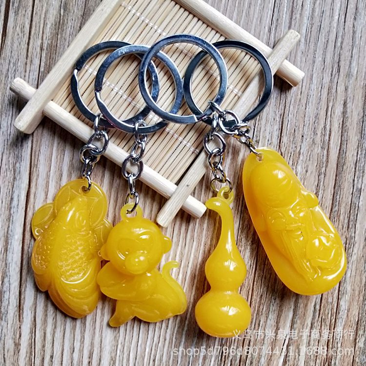 【 Zone 1-5 】 Imitation beeswax carved pendants 100 yuan per pack, one yuan. Good supply at street stalls. Imitation beeswax carved key pendants and creative keychains are selling well at temple fairs pic 4
