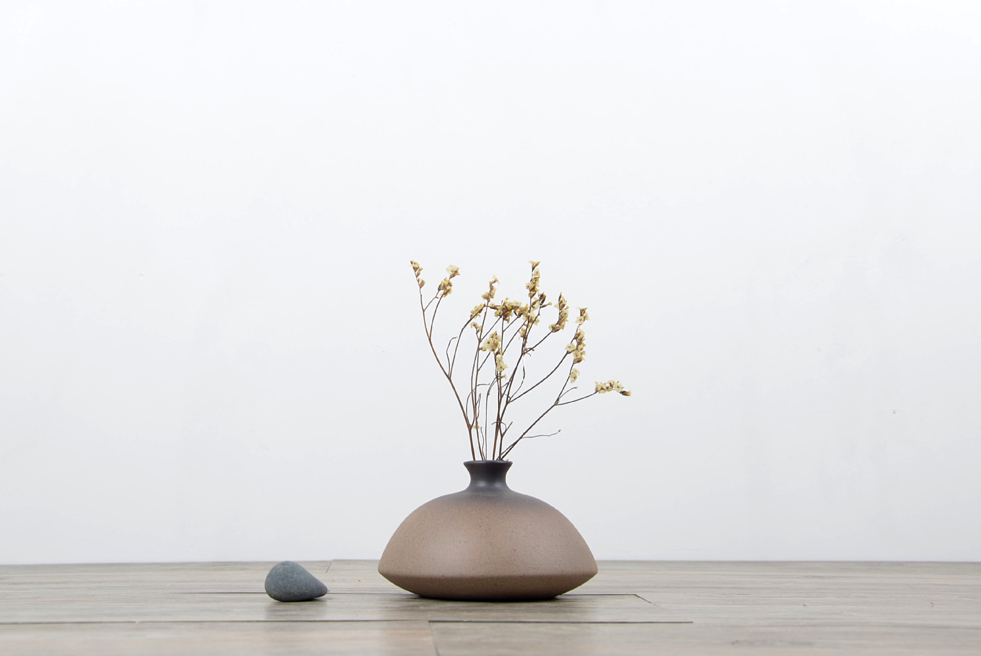 Modern minimalist ceramic flower vases, European-style creative living room white dried flower vases, Nordic home decorative items pic 7