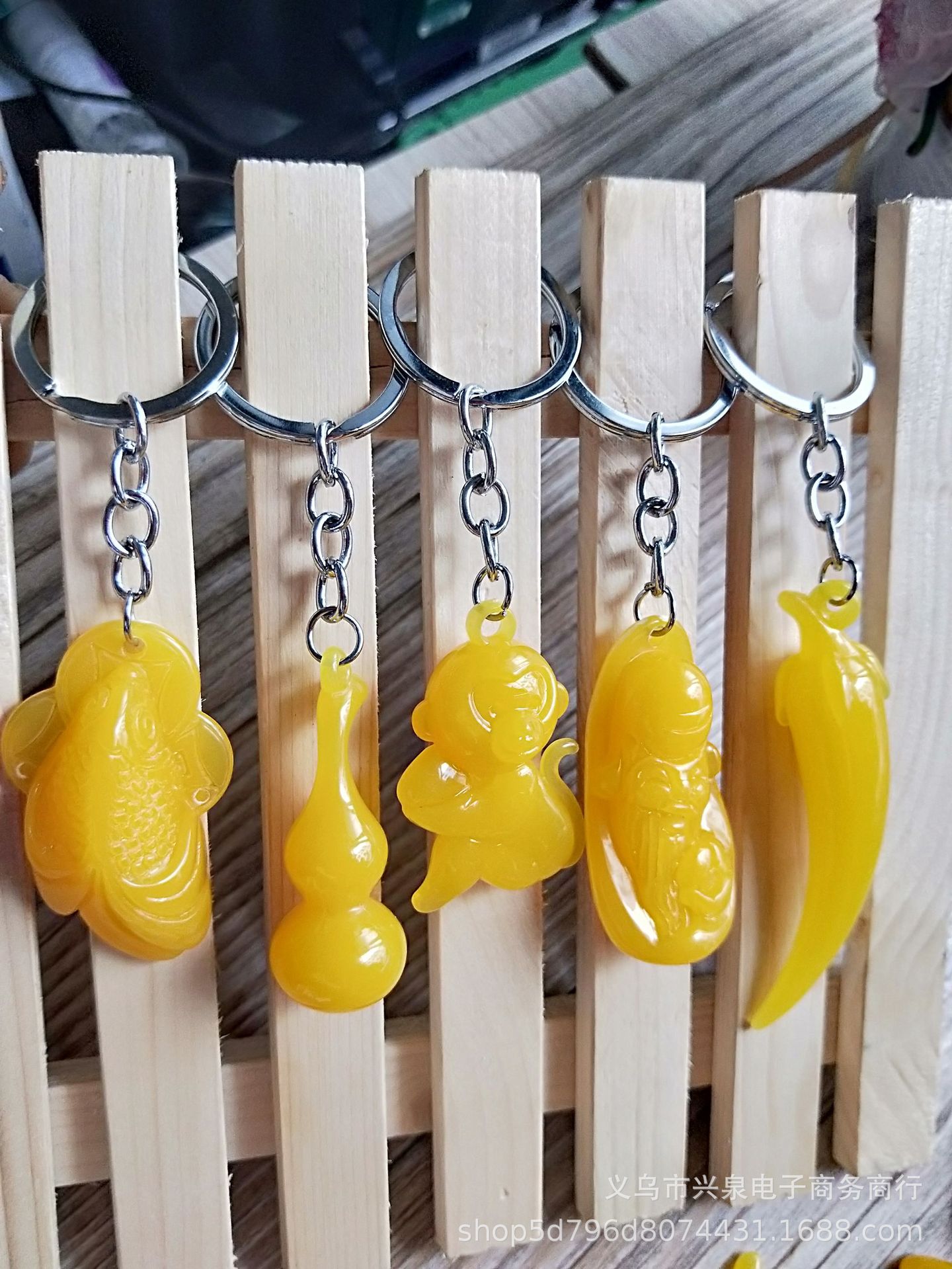 【 Zone 1-5 】 Imitation beeswax carved pendants 100 yuan per pack, one yuan. Good supply at street stalls. Imitation beeswax carved key pendants and creative keychains are selling well at temple fairs pic 6