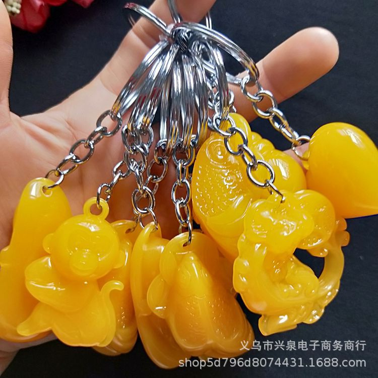 【 Zone 1-5 】 Imitation beeswax carved pendants 100 yuan per pack, one yuan. Good supply at street stalls. Imitation beeswax carved key pendants and creative keychains are selling well at temple fairs pic 1