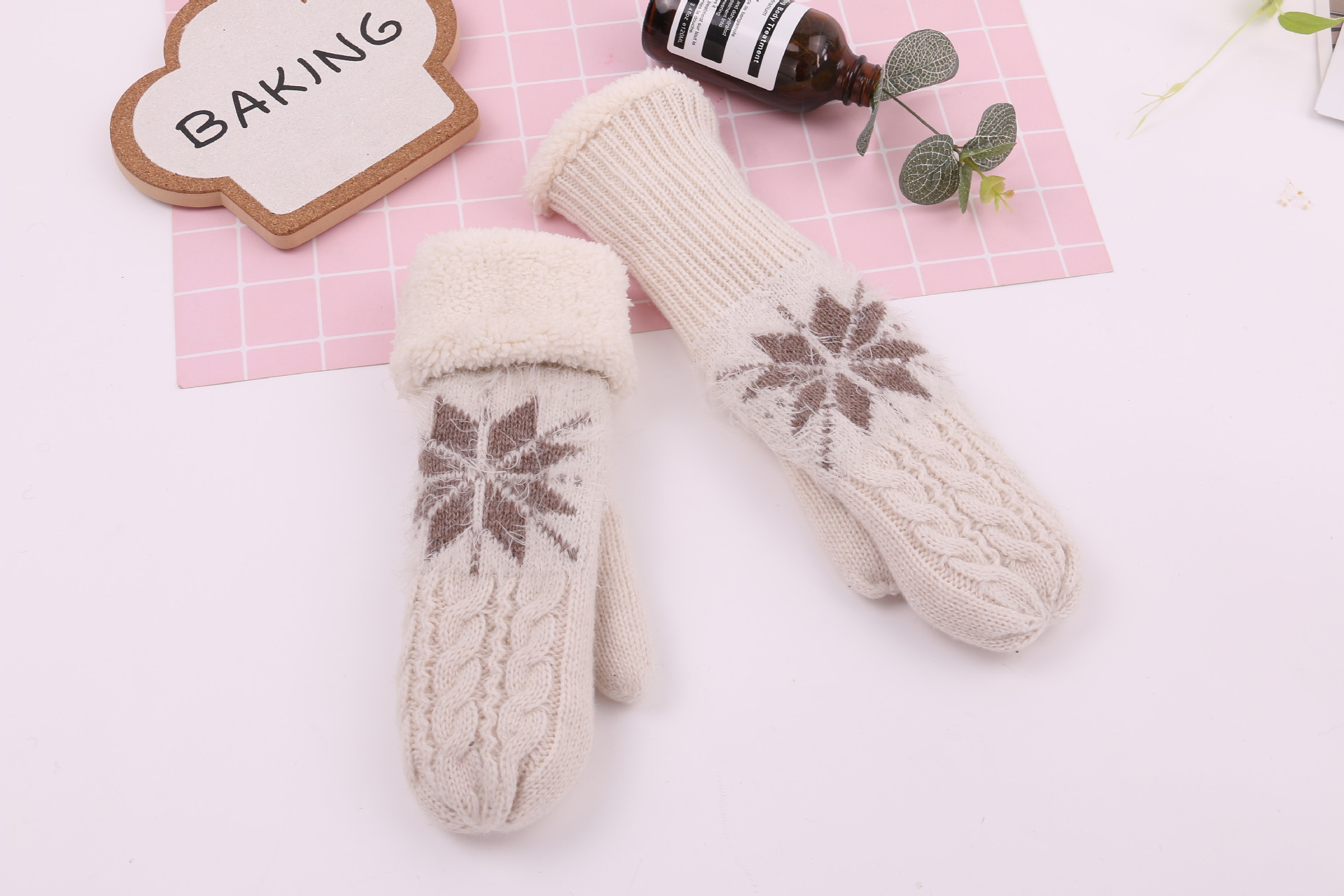 New style of warm, fleece and thickened mitten gloves for women, cute and sweet woolen finger-wrapped gloves for students, wholesale from the manufacturer pic 9